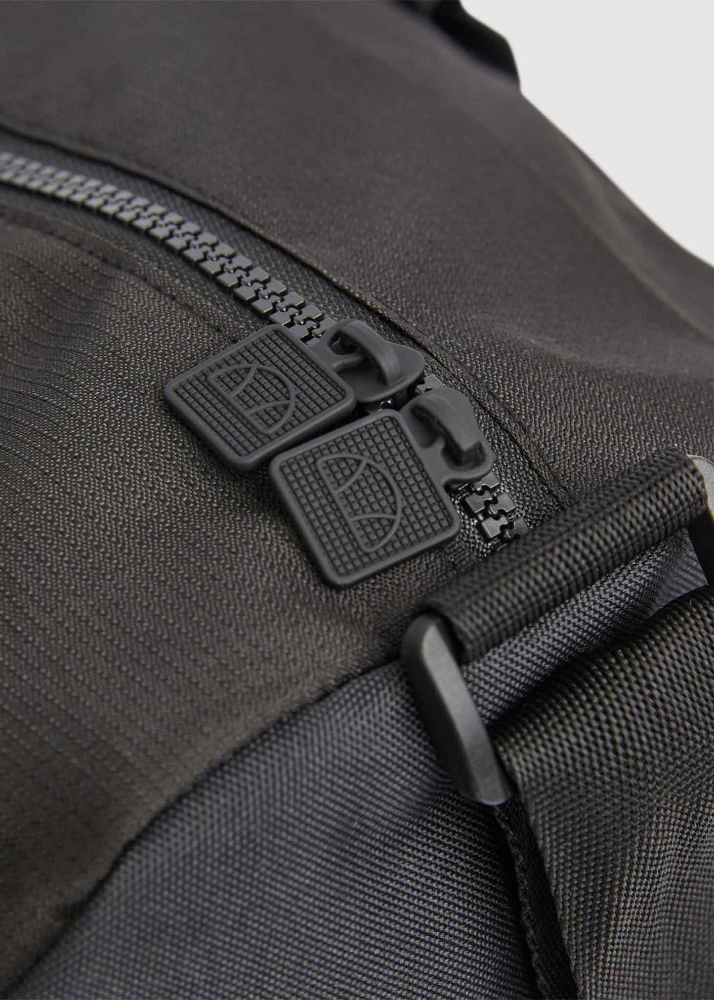 Ellesse Tassen Pelba barrel bag - black