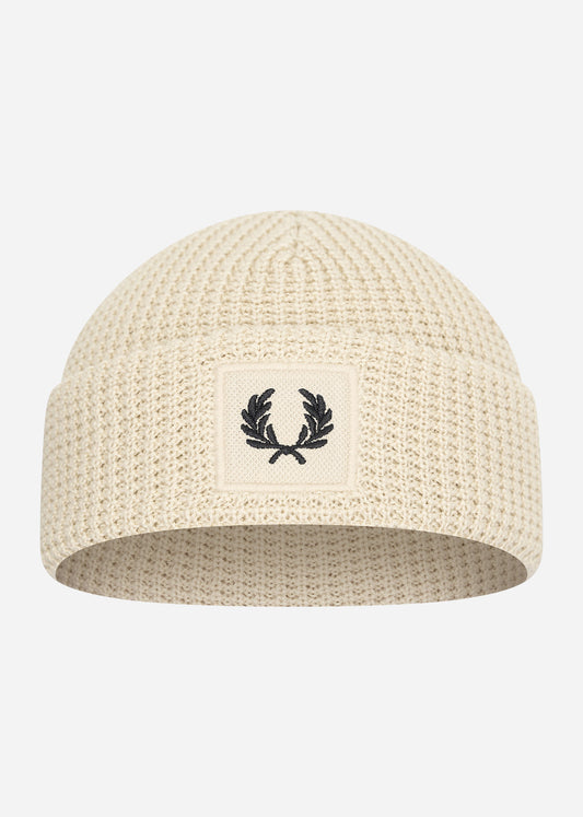 Fred Perry Mutsen  Patch brand waffle knit beanie - oatmeal black 