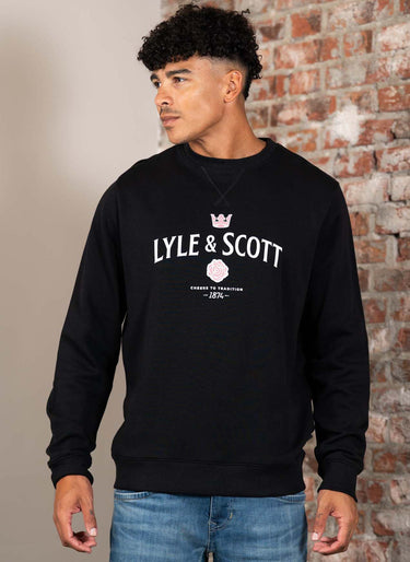 Lyle & Scott Truien Cheers to tradition graphic crew neck - jet black