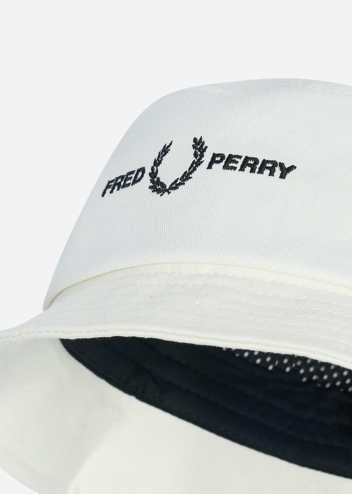 Fred Perry Bucket Hats  Graphic branded twill bucket hat - snow white 